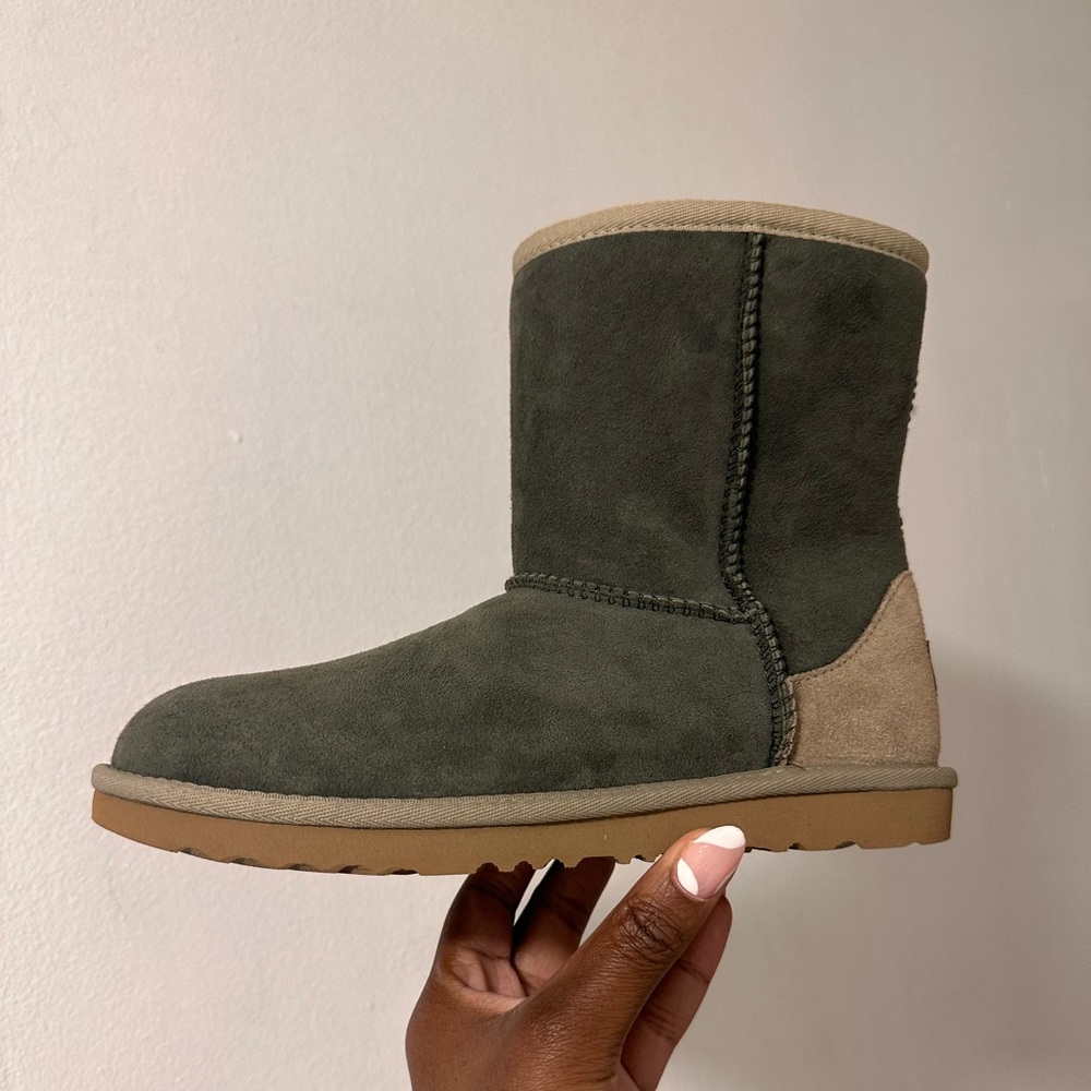 KIDS UGGS SIZE 5